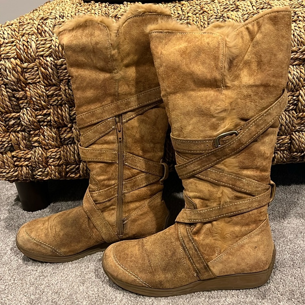 Tan suede Tundra soft fur lined boots